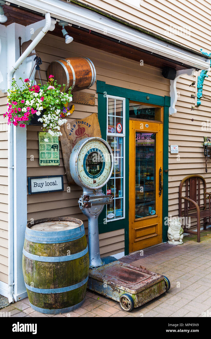 Canon et une vieille échelle en dehors d'une boucherie et gourmet store à Steveston (Colombie-Britannique), Canada Banque D'Images