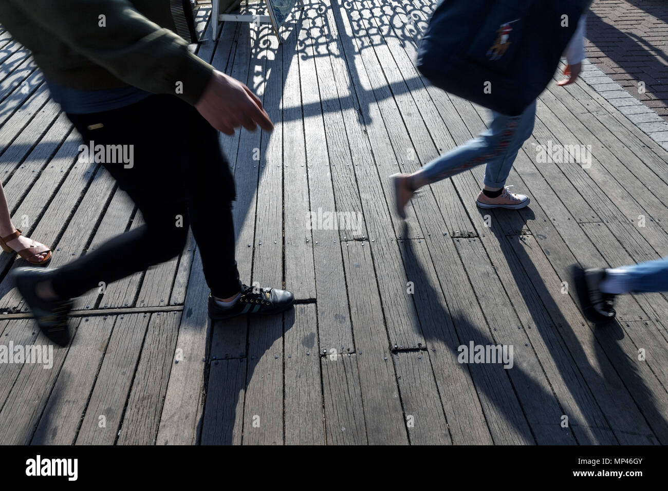 Les piétons circulant sur Palace Pier de Brighton, communément connu sous le nom de la jetée de Brighton. Brighton, East Sussex, UK. Banque D'Images