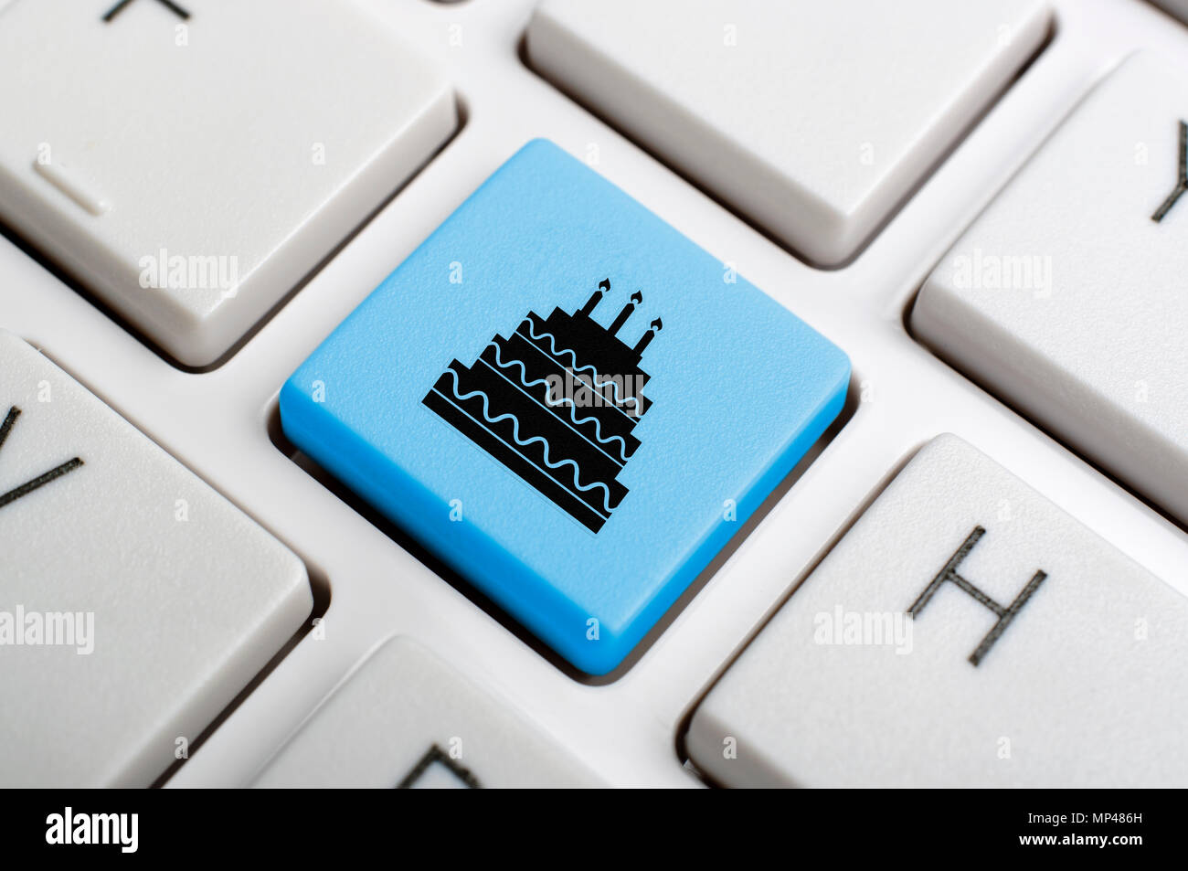 Happy Birthday Cake Bleu Sur Le Clavier Photo Stock Alamy