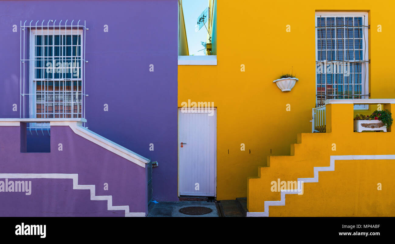 Façades colorées dans le quartier malais de Bo Kaap, célèbre pour son architecture traditionnelle, Cape Town, Afrique du Sud. Banque D'Images