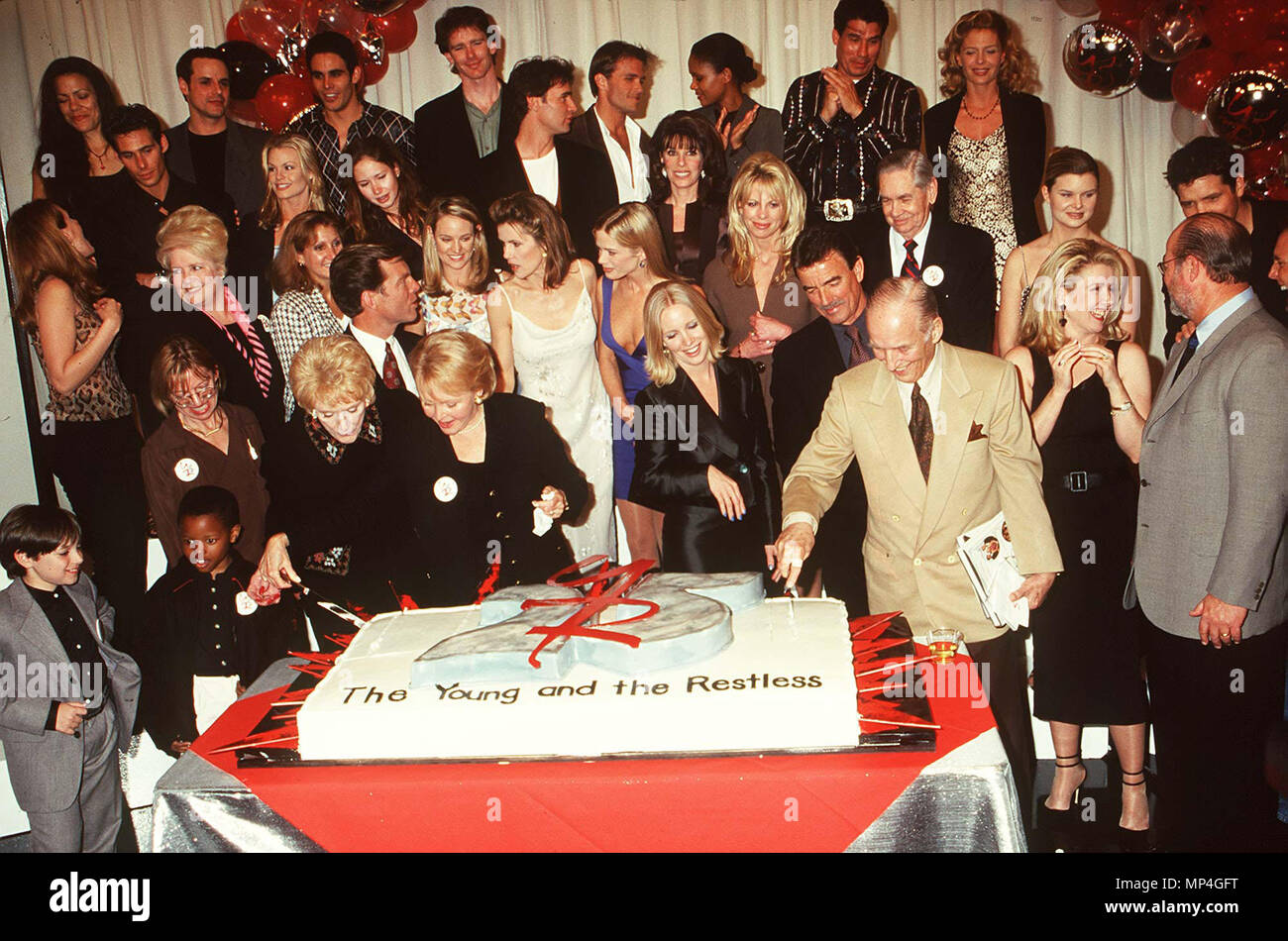 Young & Restless -Young & Restless- le gâteau événement dans la vie d'Hollywood, Californie - Red Carpet Event, USA, Cinéma, Célébrités, photographie, Bestof, Arts, Culture et divertissement, Célébrités, Mode Topix Meilleur de Hollywood, la vie, événement dans la vie d'Hollywood, Californie - Tapis rouge et en backstage, ,des stars, , Arts, Culture et divertissement, la photographie, les gens de la distribution, émission de télévision et tsuni@Gamma-USA.com , enquête en 1993 à 1999 personnes tous exprimés Banque D'Images