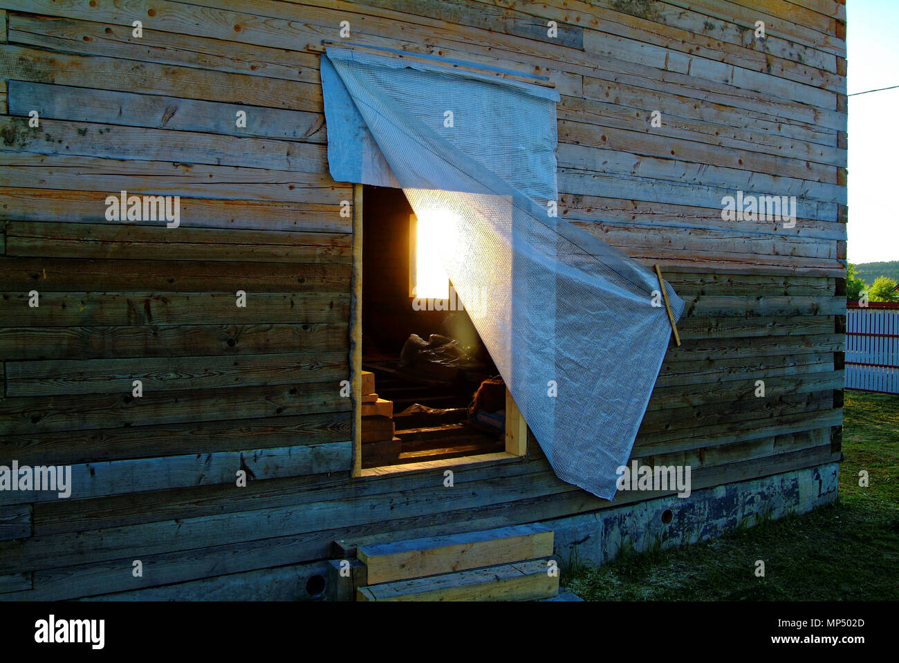 Maison en bois pour une parcelle rurale dans la soirée, la Russie Banque D'Images