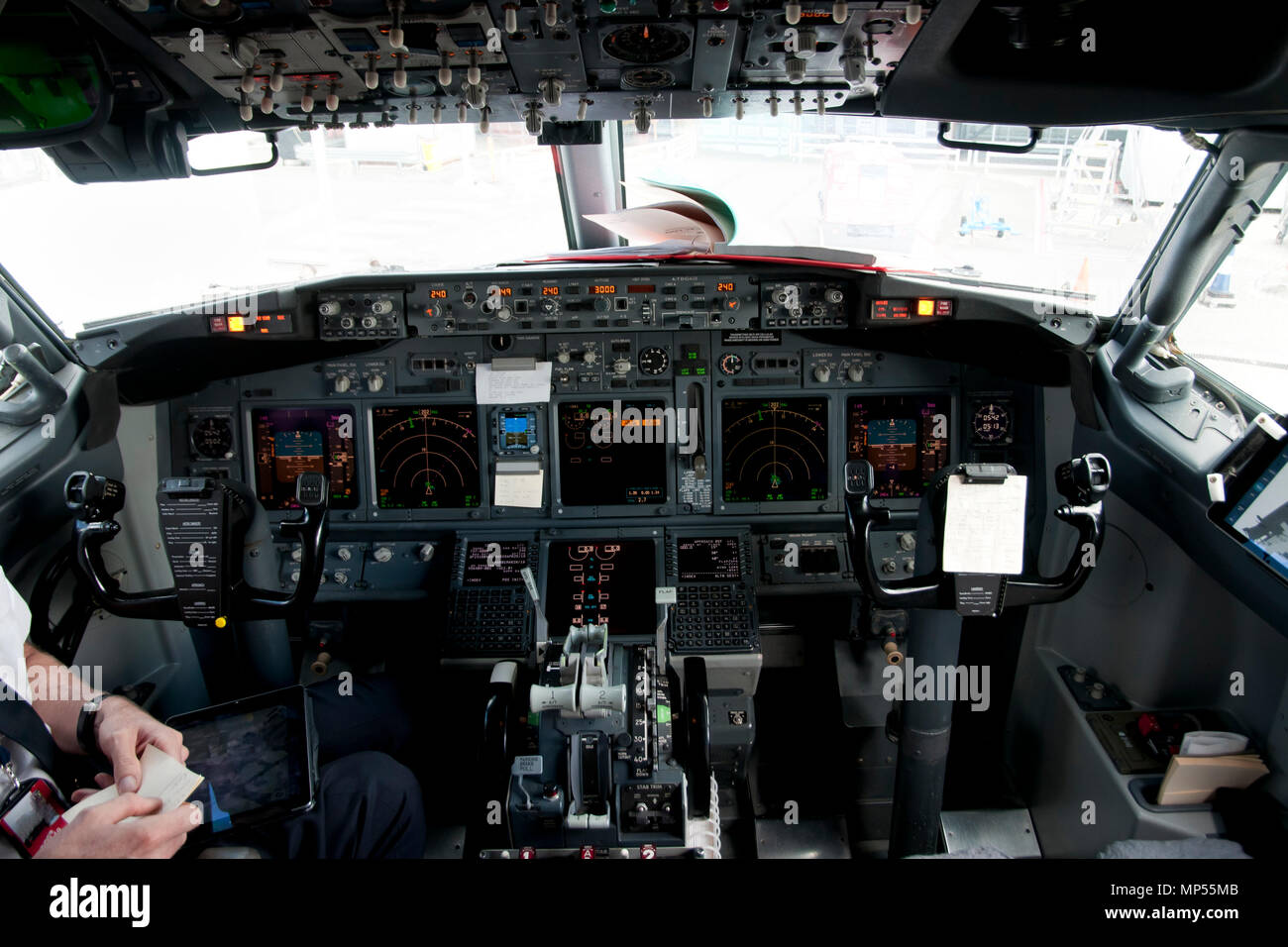Commercial Airplane Cockpit Banque D'Images