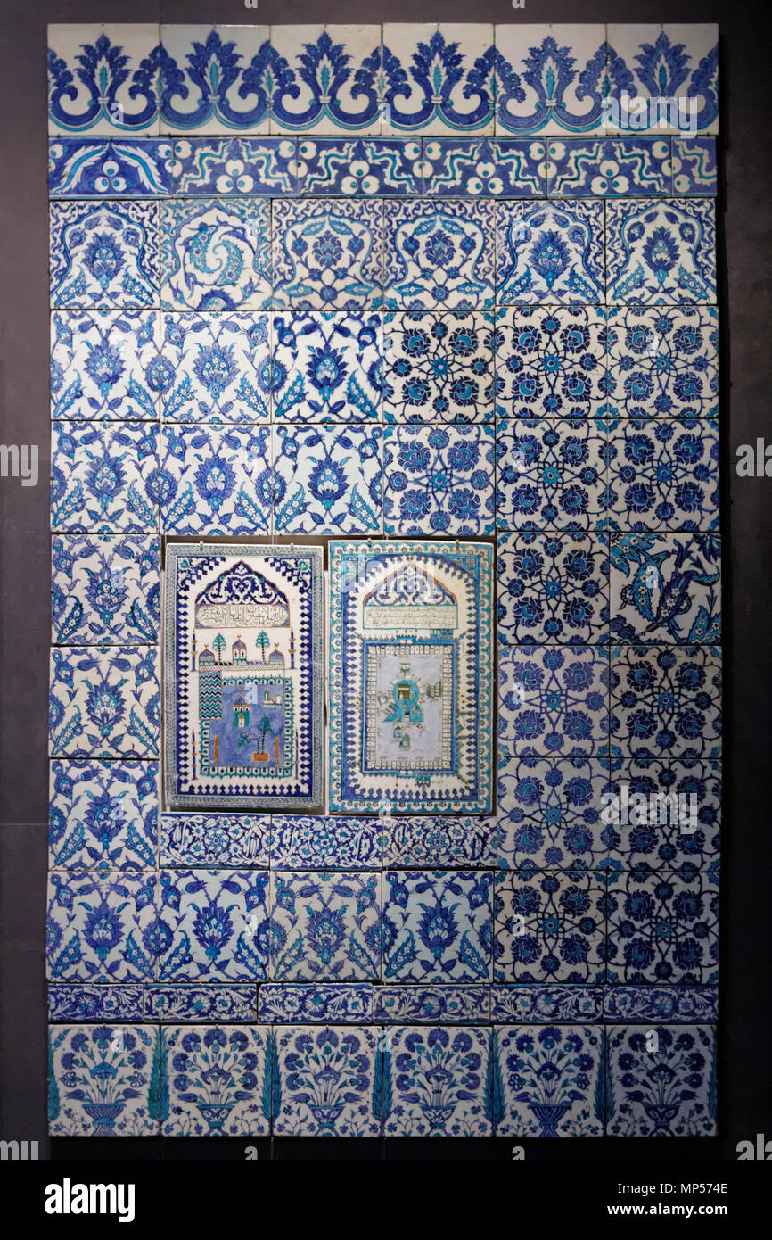 . English : Carreaux de céramique ottomans. Vers 1630-1660, les bleus prédominent, le rouge se fait plus discret, le dessin perd en précision ; apparaissent des représentations de la Mecque et de Médine, major attachment claimant dans les lieux de prière à proximité du mihrab. Il n'est pas rare qu'une lacune soit comblée par un carreau de remploi ou d'un motif différent. Musée du Louvre, base de données de l'Atlas : entrée musée du Louvre (35833) Inventaire nom autochtone Musée du Louvre institution mère Établissement public du musée du Louvre Location Paris par 48° 51' 37.42" N, 2° 20' 15.36" E établi Banque D'Images