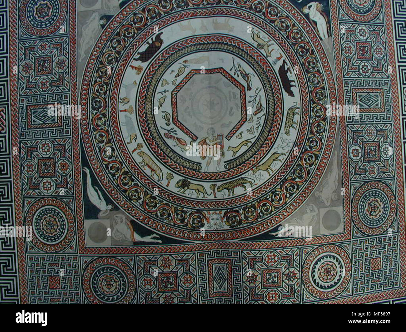 Appareil photo numérique Olympus . La mosaïque d'Orphée trouvé dans la villa romaine à Woodchester . 1797. Ce fichier n'est pas informations sur l'auteur. 835 LysonsWoodchesterOrpheus-1- Banque D'Images