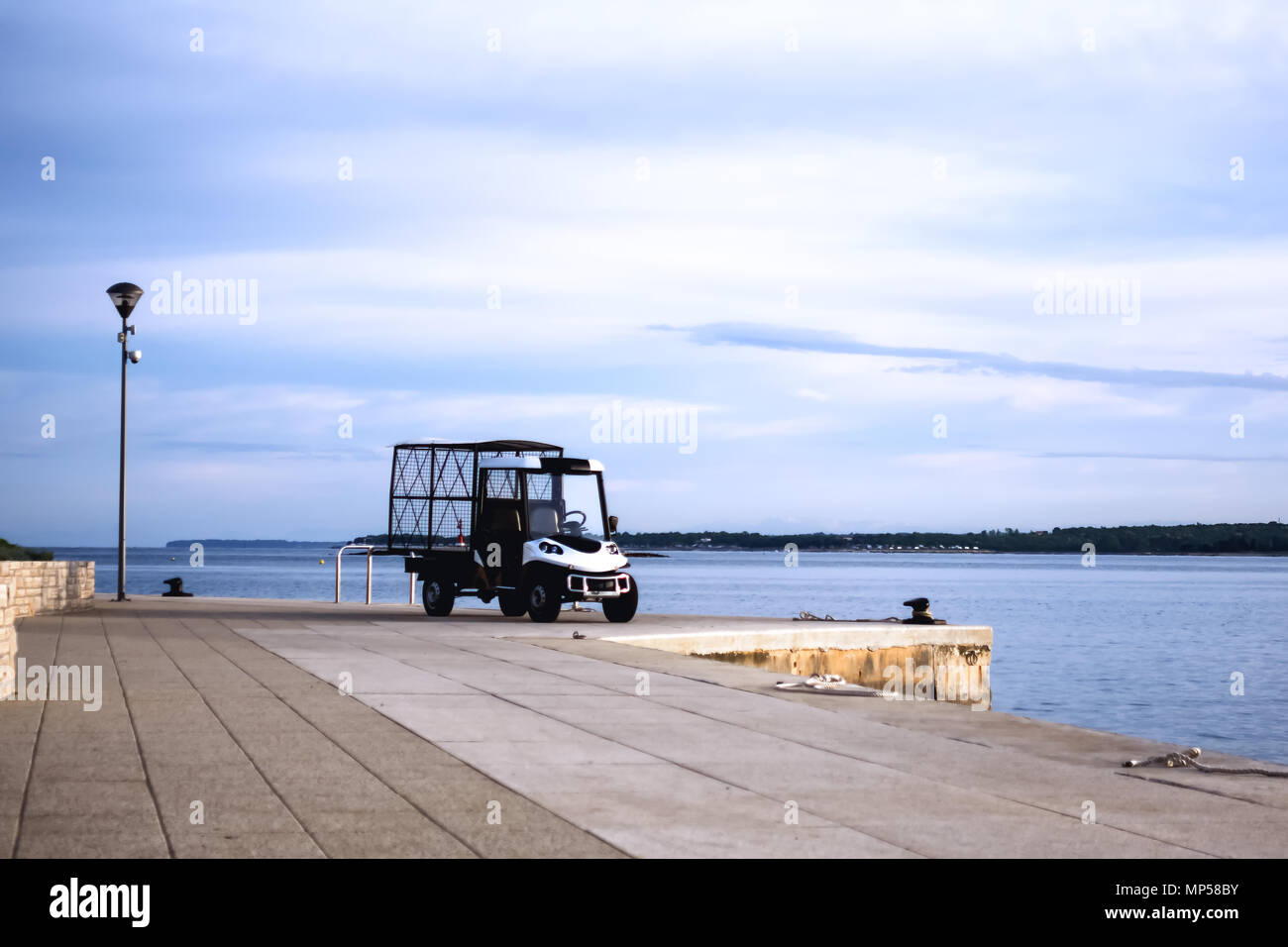 Un petit camion, chariot électrique pour les services de livraison et fournit un transport propre avec zéro émissions, pas de bruit et de gaz d'échappement, l'énergie propre, e Banque D'Images