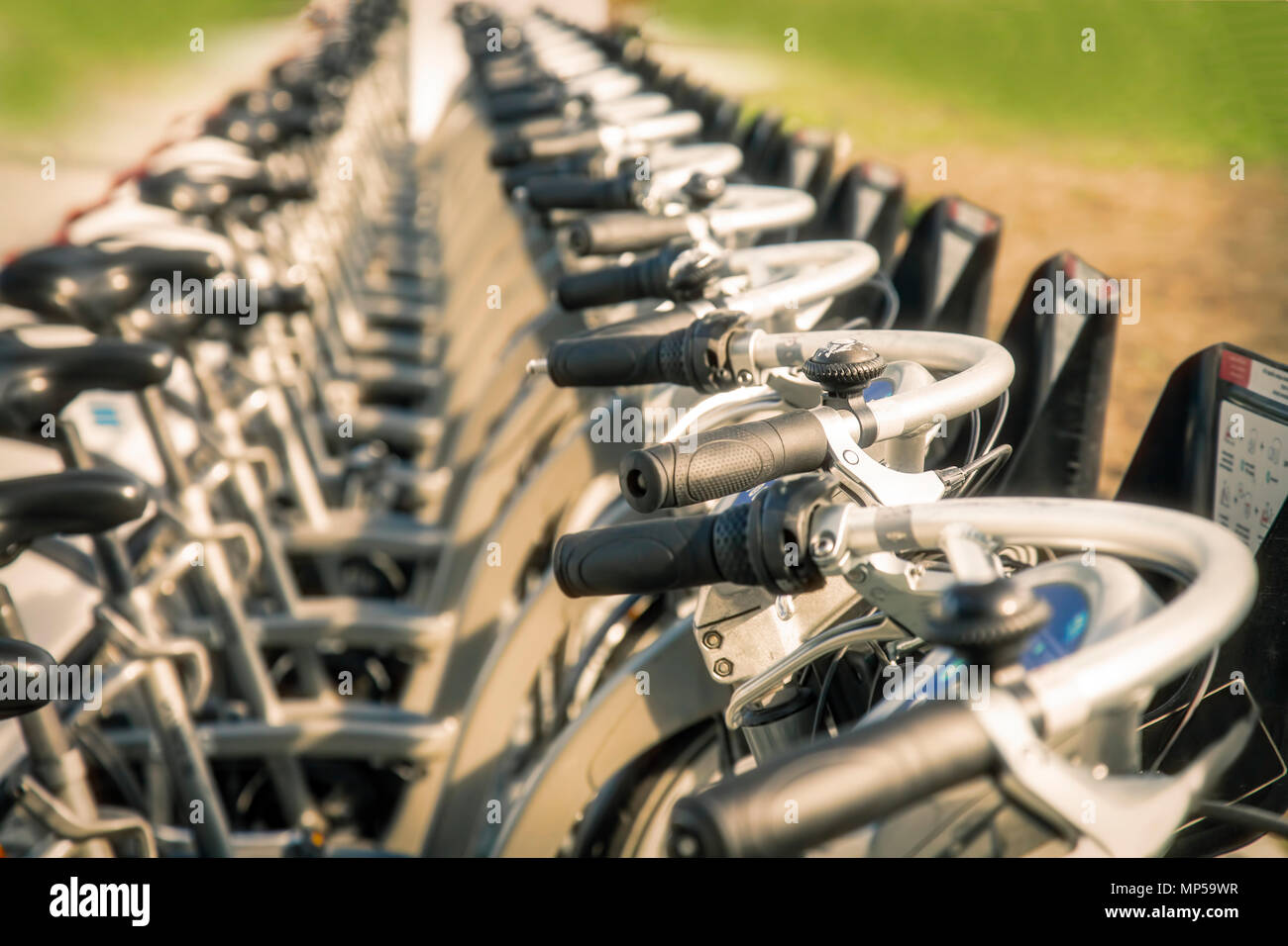 Service de location de vélos de location sur station sur la rue Banque D'Images