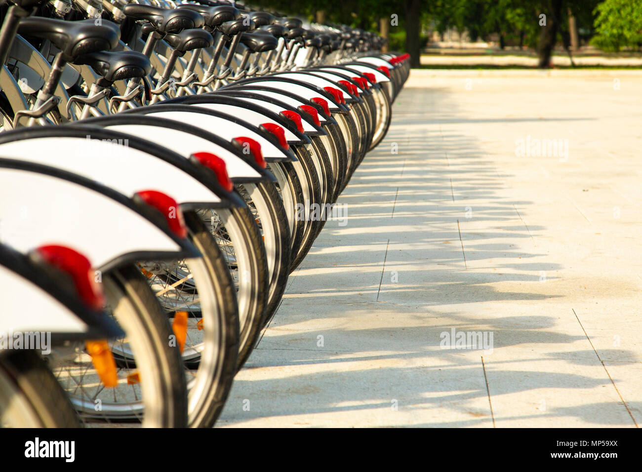 Service de location de vélos de location sur station sur la rue Banque D'Images