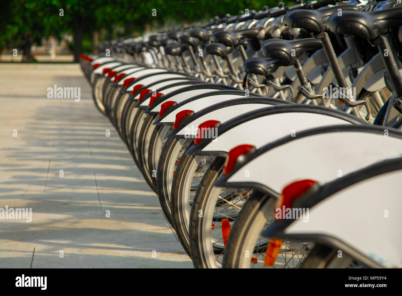 Service de location de vélos de location sur station sur la rue Banque D'Images