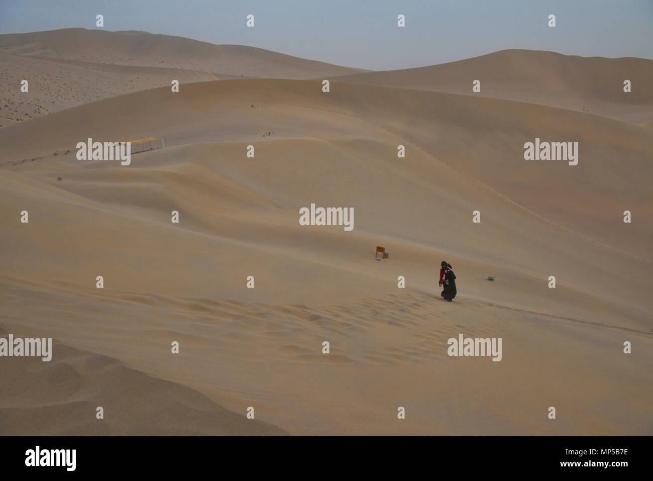 Dunes de sable balayées par le vent, Mingsha Shan (montagne) Singing Sands, Gansu, Dunhuang, Chine Banque D'Images