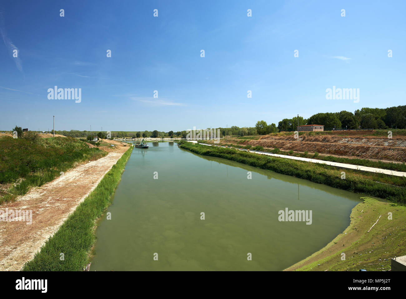 Bondeno (Fe), l'Italie, le canal Napoléon entre dans la rivière Po Banque D'Images