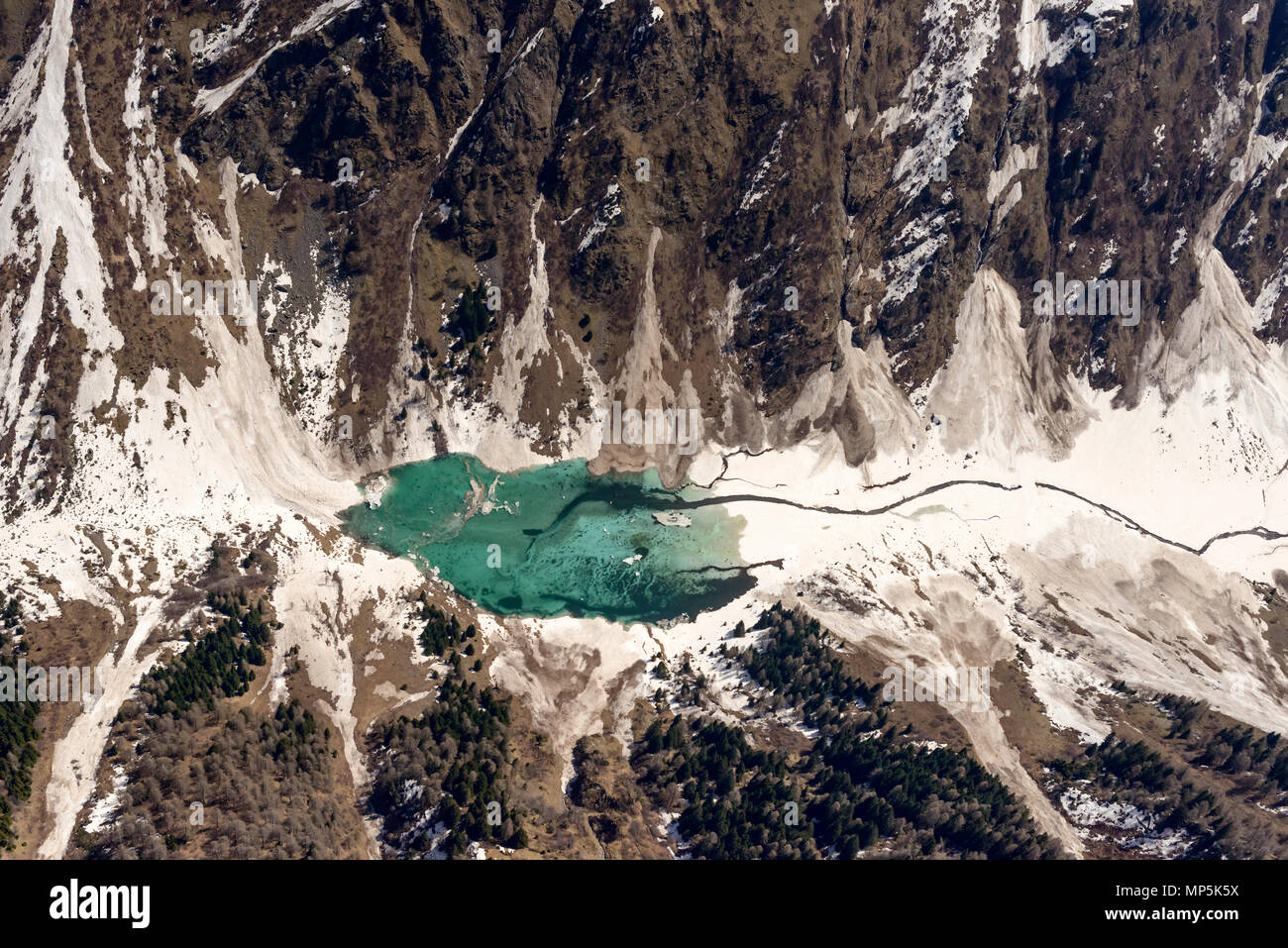 Vue aérienne, à partir d'un petit avion, d'eau bleue et la fonte des glaces dans la vallée Ambria, tourné par un beau jour de printemps dans les montagnes Orobie, Sondrio , Italie Banque D'Images