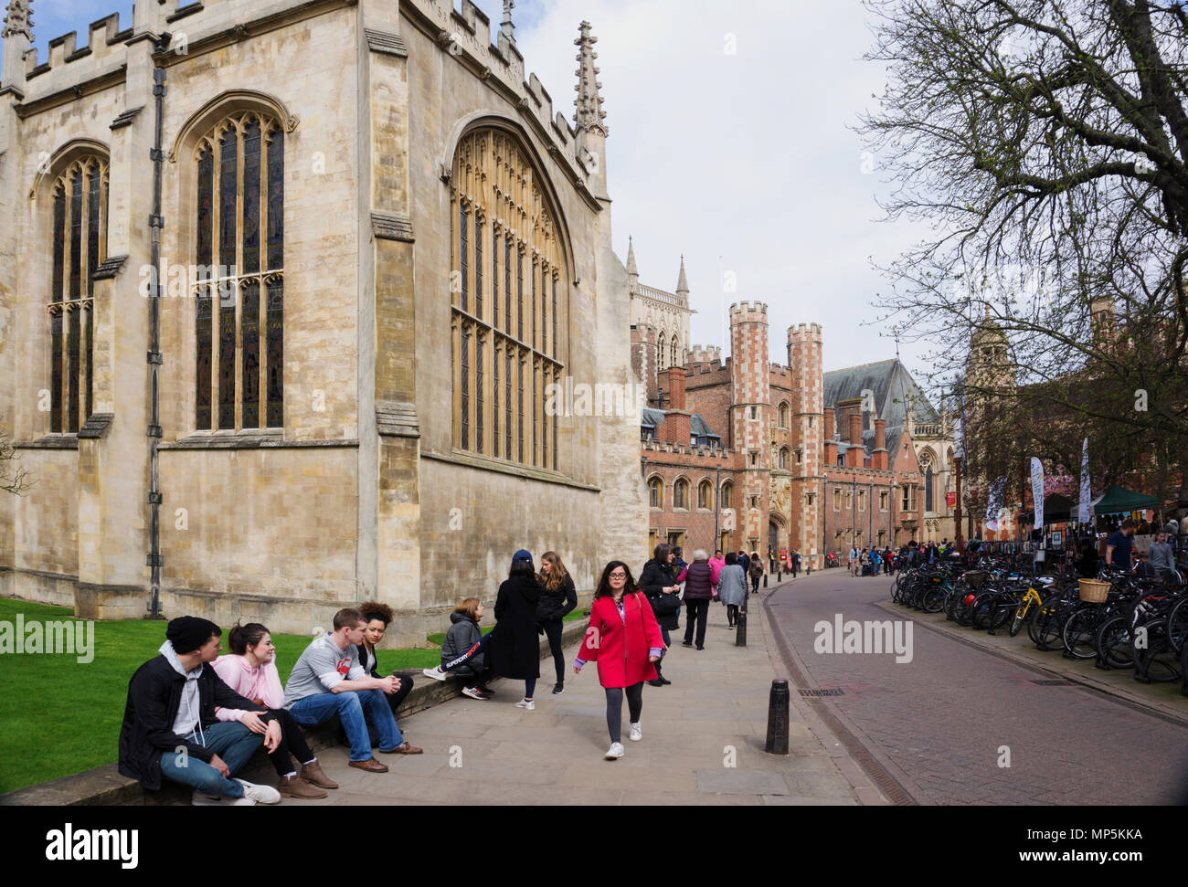 Trinity Street scene avec les gens Cambridge en Angleterre Banque D'Images
