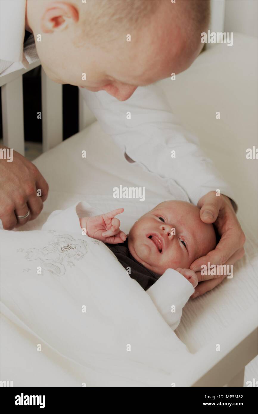 Papa Capricieux Apaisant Coliques Bebe Nouveau Ne Au Lit Coucher Routinee Photo Stock Alamy Papa Capricieux Apaisant Coliques Bebe Nouveau Ne Au Lit Coucher Routinee Photo Stock Alamy