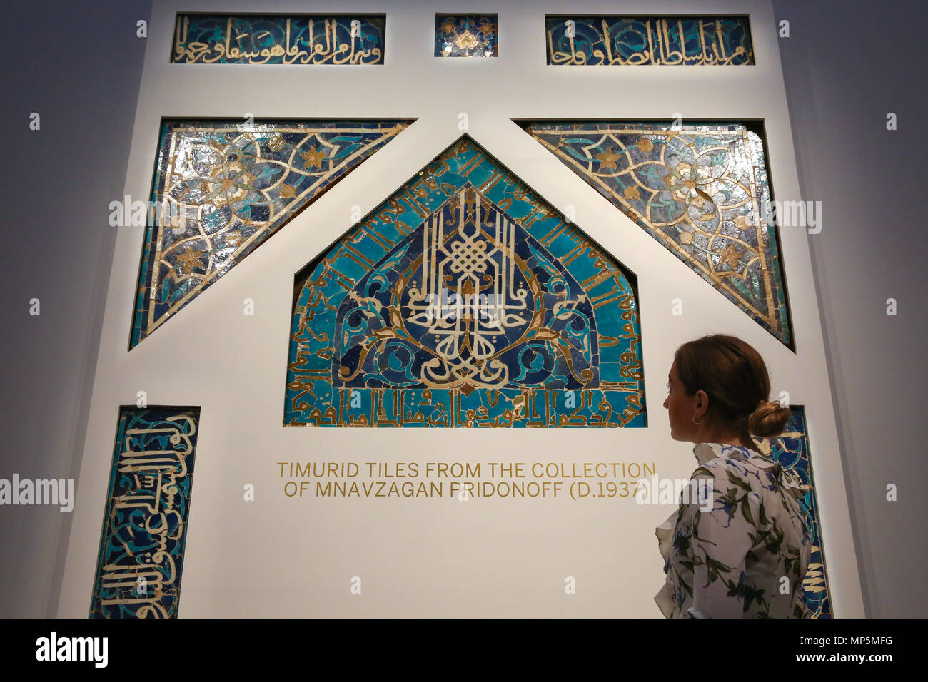 Couvrant plus de 1 500 ans d'exquise bejeweled et objets historiques, tapis somptueux, peintures orientalistes lumineux et moderne et contemporain emblématique sur toiles vente aux enchères à Sotheby's comprend : un membre du personnel de Sotheby's ressemble à "une mosaïque de carreaux coupe timouride monuments mihrab panel', l'Asie centrale ou de Perse, 14e-15e siècle (est. £80, 000-120, 000) Où : London, Royaume-Uni Quand : 20 Avr 2018 Crédit : Dinendra Haria/WENN Banque D'Images