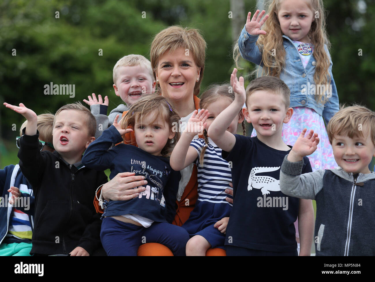 Premier ministre Nicola Sturgeon avec enfants de Bridgeton familiale alors  qu'elle visite le Cuningar Loop à Glasgow où elle a révélé de nouveaux  investissements pour la régénération de la passerelle de Clyde,
