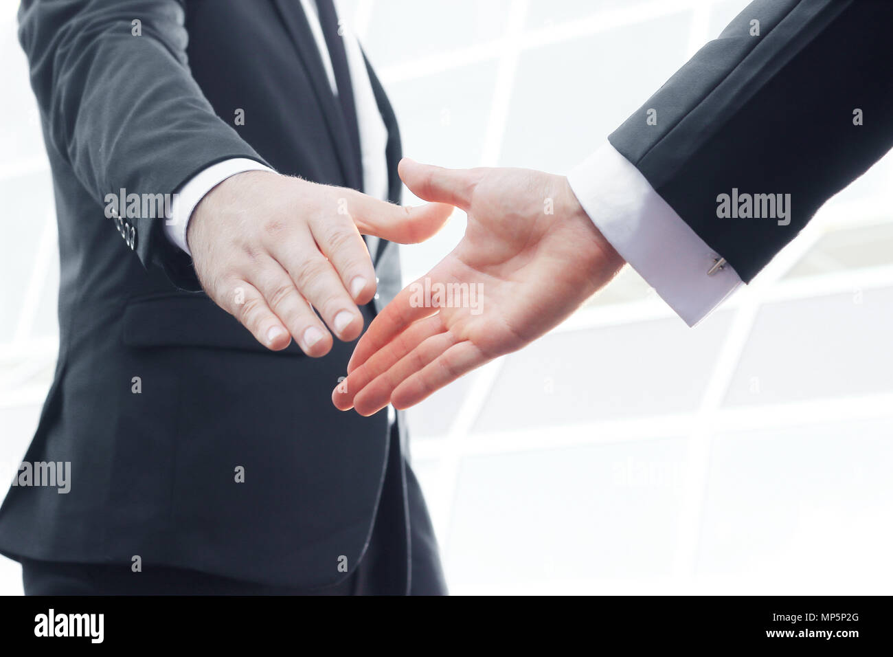 Close up.Deux businessman holding out hand for handshake Banque D'Images