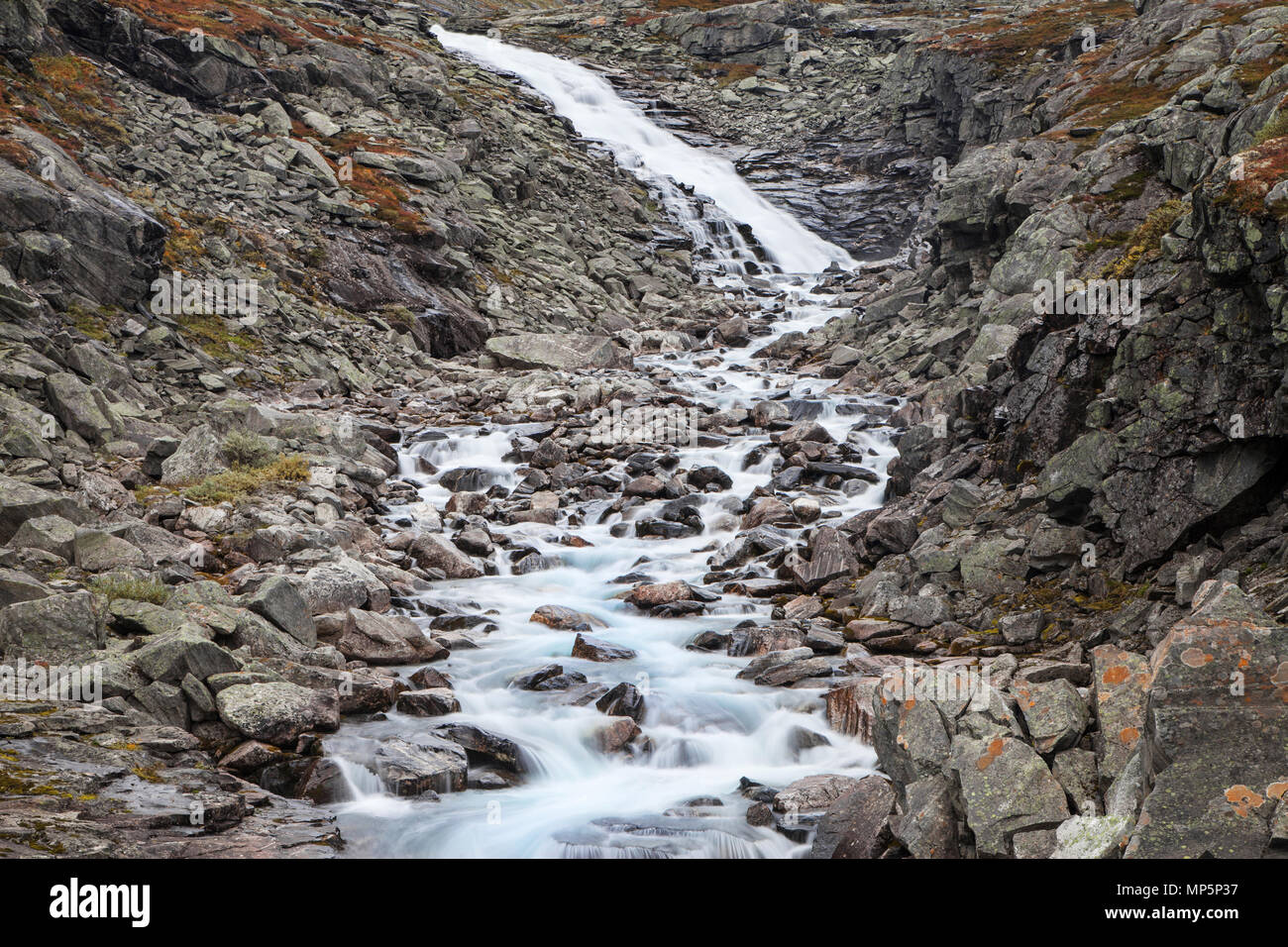 Sur le Videdola Cascade river vu de la route, la Norvège Gamle Strynefjellsvegen. Banque D'Images