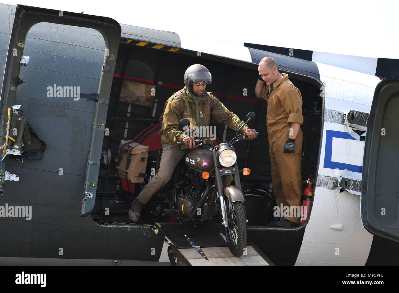 Une nouvelle édition limitée 'Royal Enfield Classic 500cc Moto Pegasus" inspiré par l'héritage de la Royal Enfield WD/RE 125cc connu sous le nom de 'SNake' est monté sur un Dakota C-47 lors de son dévoilement à l'Imperial War Museum Duxford. Banque D'Images