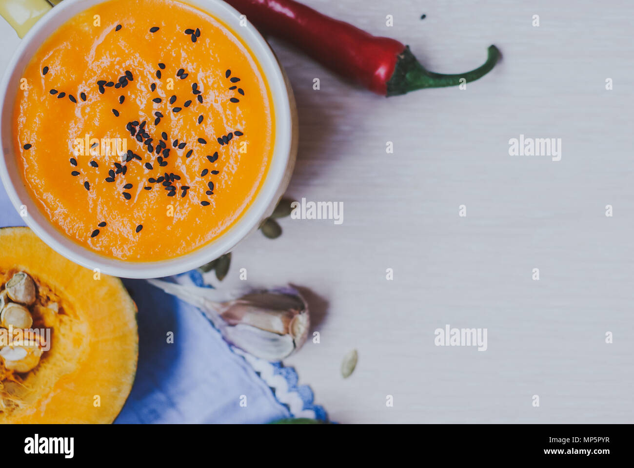 Soupe aux légumes maison à la citrouille avec crème et noir sésame, top view with copy space Banque D'Images