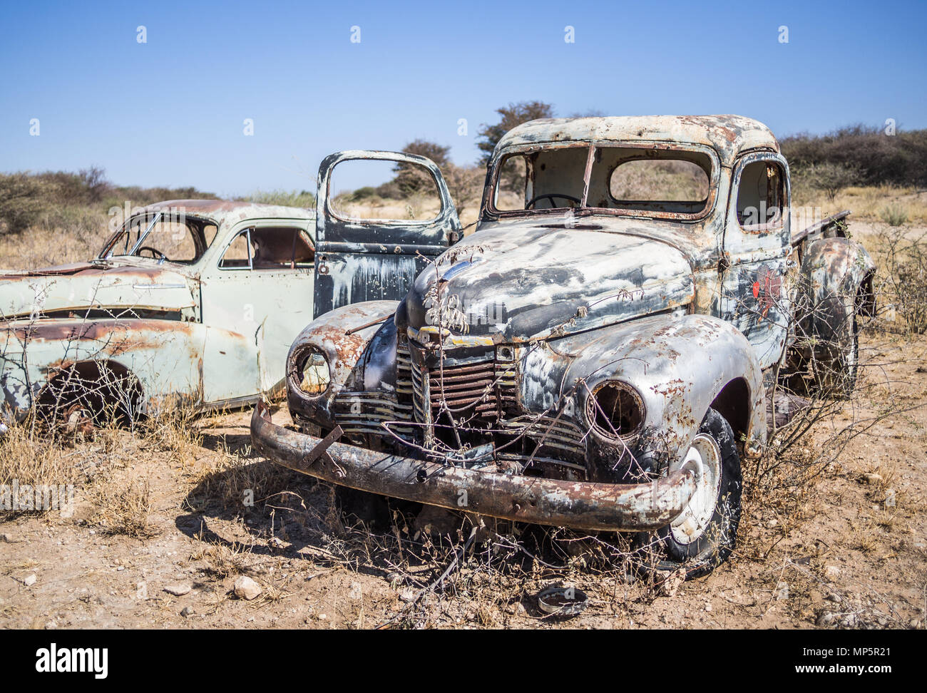 La rouille des voitures classiques abandonnés dans le désert de Namib, Namibie Banque D'Images