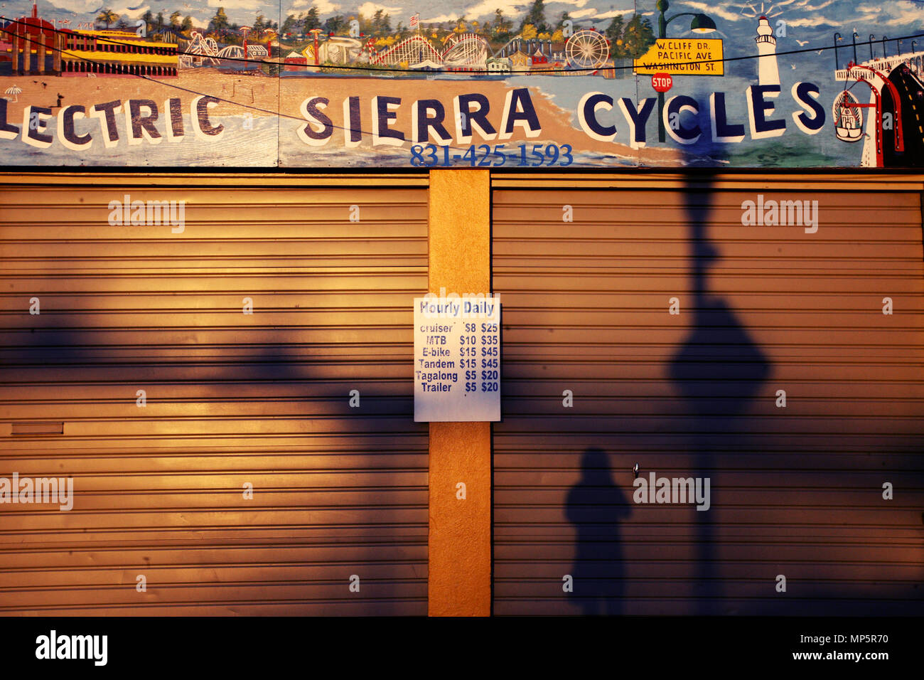 Santa Cruz, Californie, le 14 janvier 2012 : fermé boutique Electric cycles Sierra avec les heures d'ouverture Banque D'Images