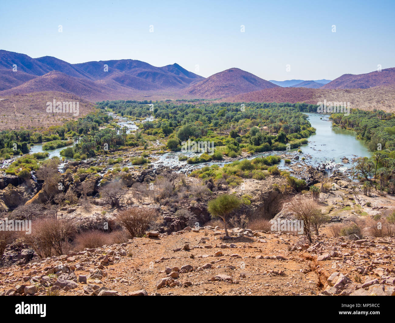 Vue panoramique sur la rivière Kunene Epupa Falls et à la frontière entre la Namibie et l'Angola, l'Afrique Banque D'Images