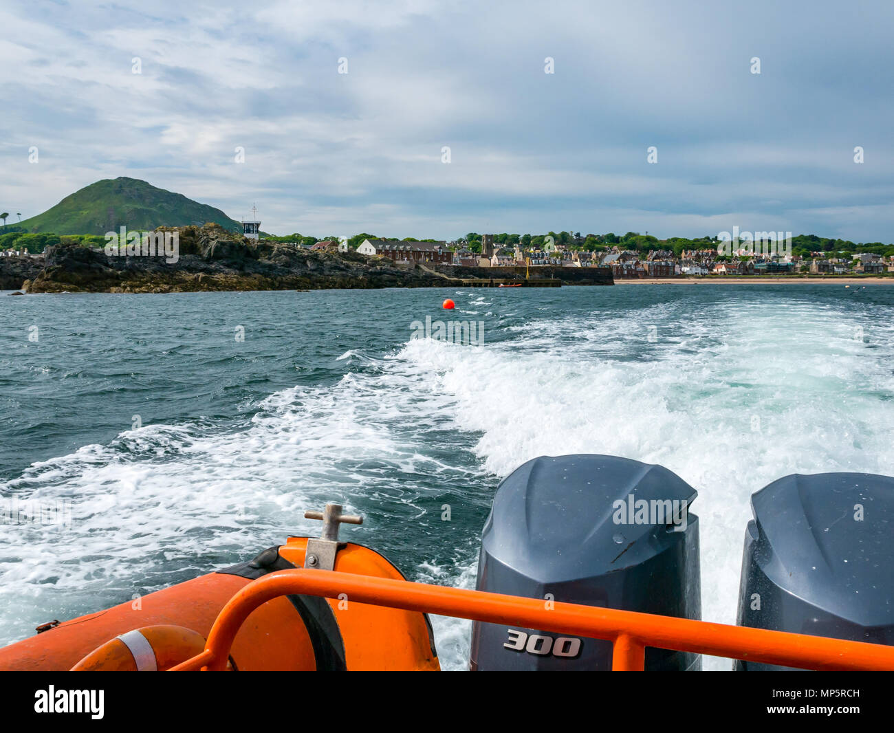 Seafari bateau gonflable rigide créer vague service dans le Firth of Forth excès de North Berwick avec Berwick Law à l'horizon, Ecosse, Royaume-Uni Banque D'Images
