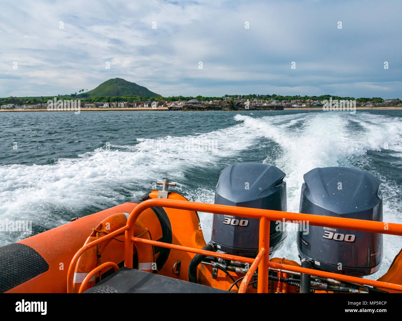 Seafari bateau gonflable rigide créer vague service dans le Firth of Forth excès de North Berwick avec Berwick Law à l'horizon, Ecosse, Royaume-Uni Banque D'Images