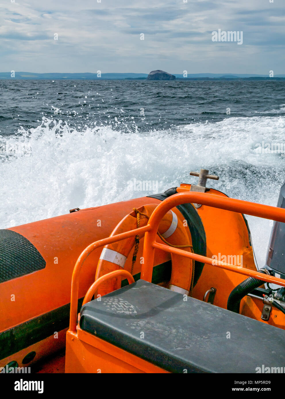 Seafari bateau gonflable rigide créer vague service dans le Firth of Forth avec Bass Rock bassan colonie sur l'horizon, Ecosse, Royaume-Uni Banque D'Images