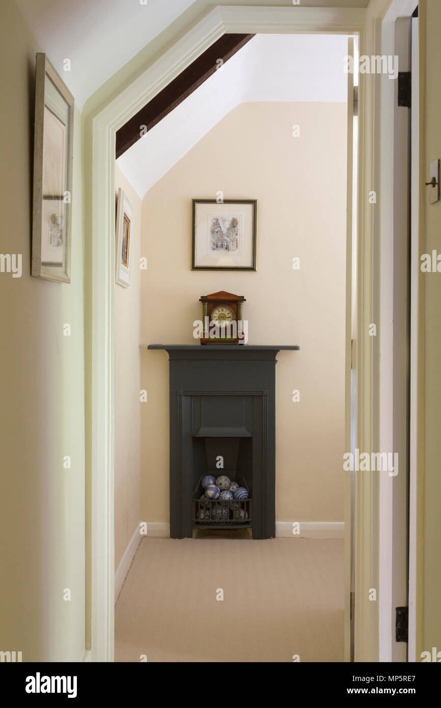 Vue à travers une porte d'une chambre à coucher disposent d'une cheminée d'époque Banque D'Images