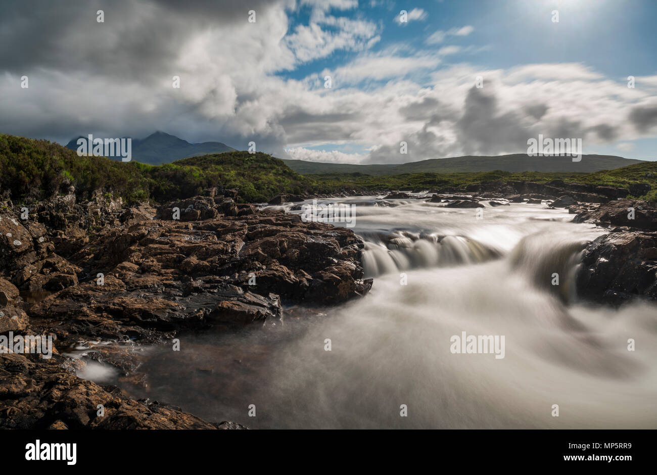 Highlands écossais - River Sligachan, Isle of Skye, Scotland, UK avec le Black Cuillin montagnes au loin Banque D'Images