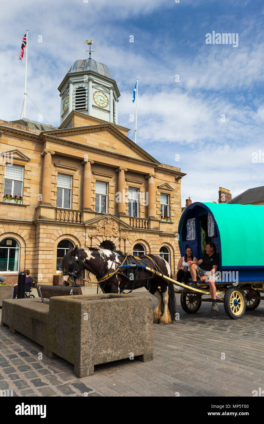Un voyage à cheval Gypsy Caravan garée dans le marché de Kelso, Ecosse, avec la permission d'un véritable historique visiteurs gitane pour ce faire. Banque D'Images