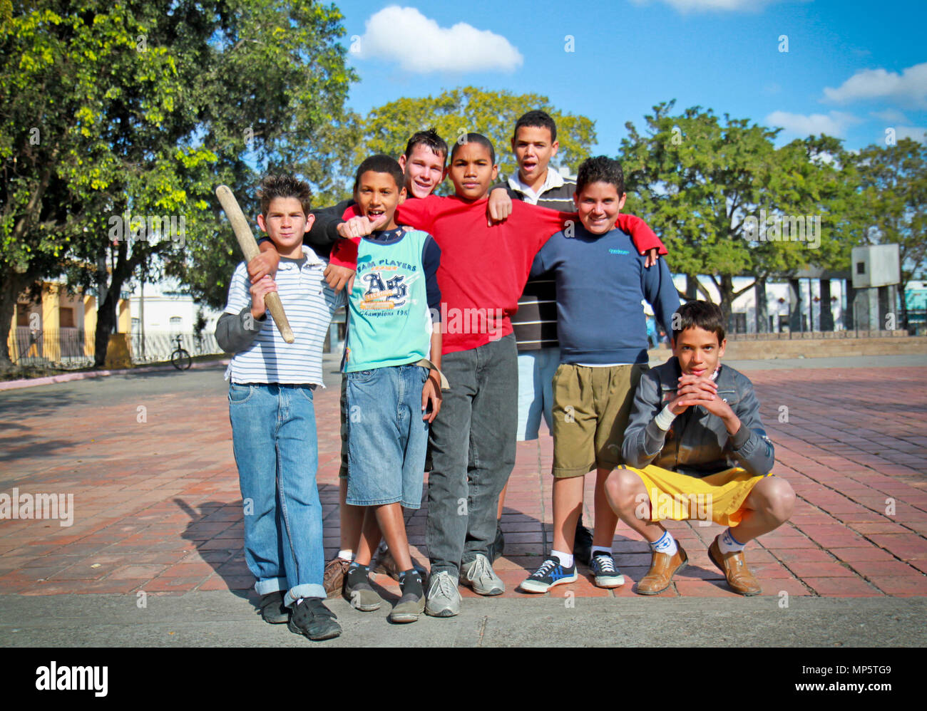 SANTA CLARA, CUBA - jan 11 : multi-ethnique cubain non identifiés groupe de garçons posant devant l'église de Nuestra Señora del Carmen le Jan 11. 2010. Santa Banque D'Images