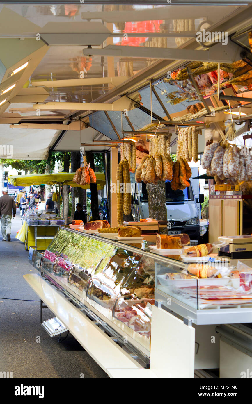 Cajarc, France - 18 septembre 2010 : cale pour ouvrir le marché de l'alimentation du matin dans les rues de la ville pittoresque de Cajarc dans la vallée du Lot, Lot, Quercy, France Banque D'Images