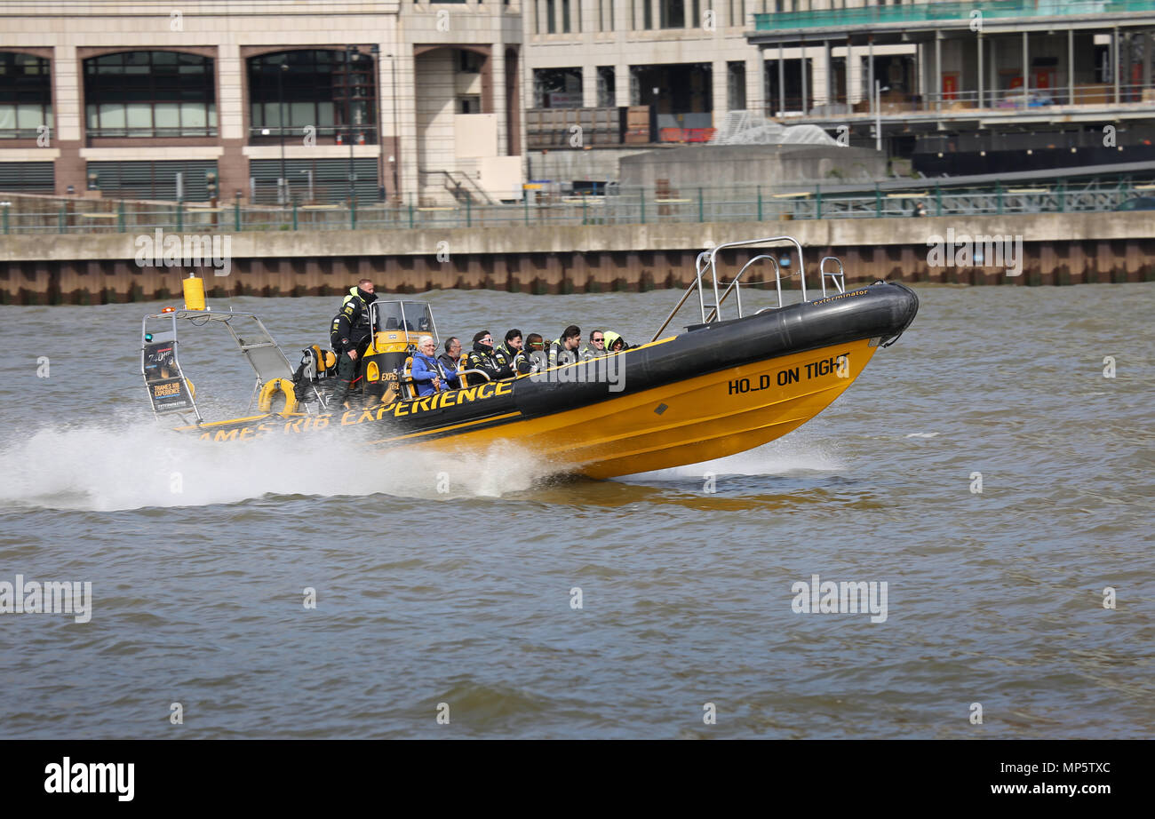 Les passagers reçoivent un voyage en bateau sur la Tamise à Londres, au Royaume-Uni. Thames RIB est une expérience de plusieurs entreprises offrant des excursions côte rapide Banque D'Images