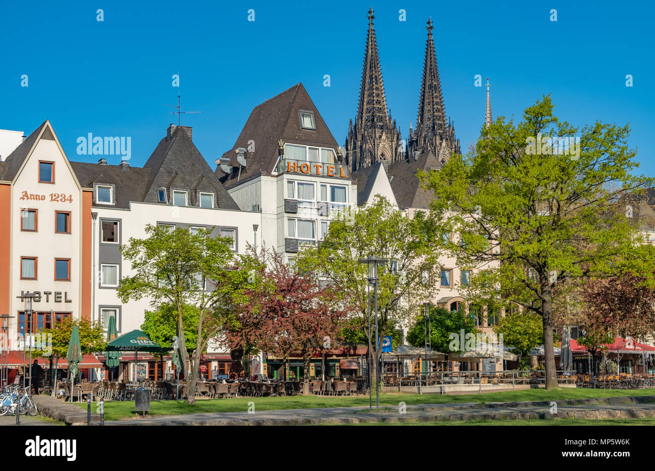 Bande d'hôtels et de bars le long du Rhin s'adressant essentiellement aux visiteurs à Cologne en Allemagne. Les clochers de la cathédrale de Colgne peut être vu dans le backg Banque D'Images