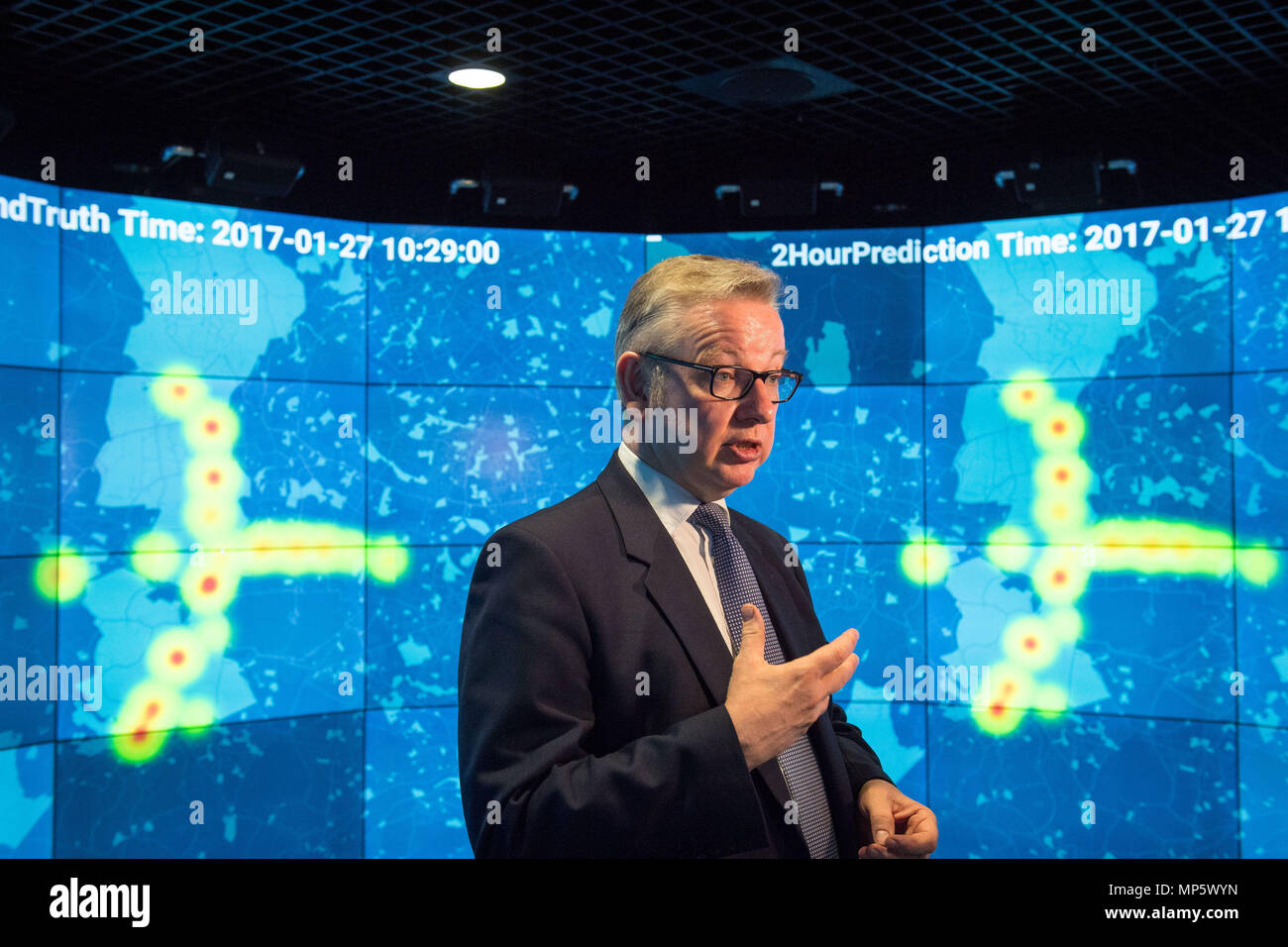 Secrétaire de l'environnement Michael Gove, lors d'une visite à l'Institut des sciences des données à l'Imperial College de Londres, où il a lancé la Stratégie de l'air pur du gouvernement. Banque D'Images