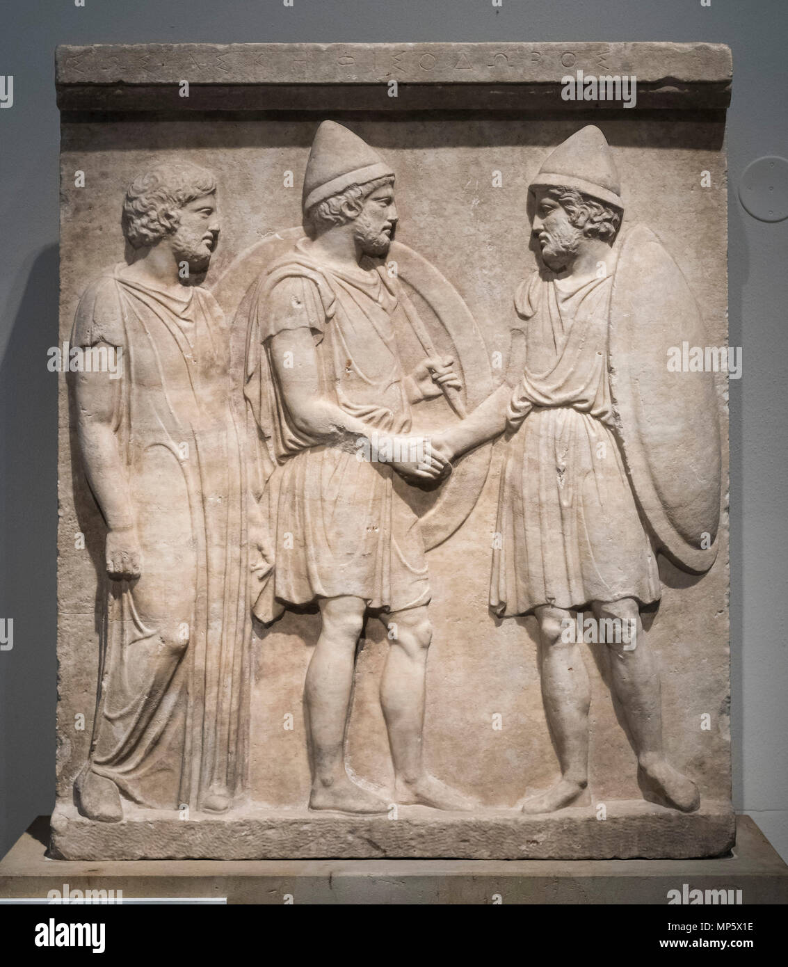 Berlin. L'Allemagne. Altes Museum. Relief funéraire de Sosias et Kephisodoros, marbre, ca. 410 BC. Relief funéraire de la phase finale de l'Peloponn Banque D'Images