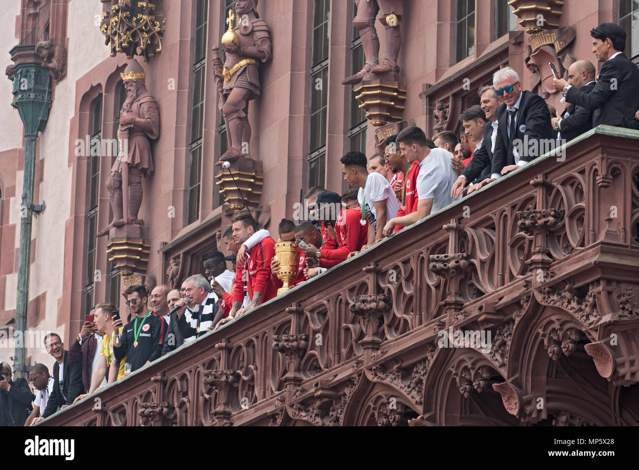 La réception de la coupe d'Allemagne vainqueur 2018 de l'Eintracht Francfort sur le balcon de l'Roemer, Frankfurt am Main, Allemagne Banque D'Images