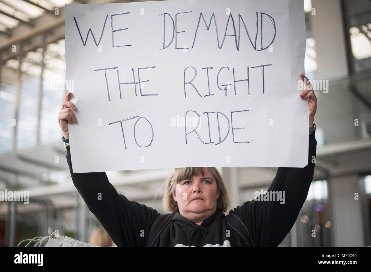 L'étape de la campagne d'invalidité une protestation contre la station London Bridge dans la ligne de l'accès aux services de transport ferroviaire Thameslink Govia. Banque D'Images