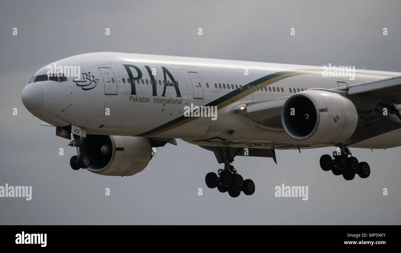 Pakistan International Airlines Boeing 777 landing Banque D'Images