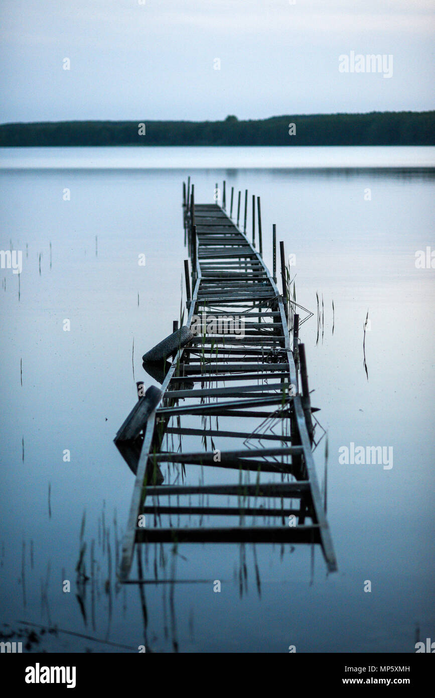Ancienne jetée en bois sur le lac. Ancienne jetée en bois sur le lac. Banque D'Images