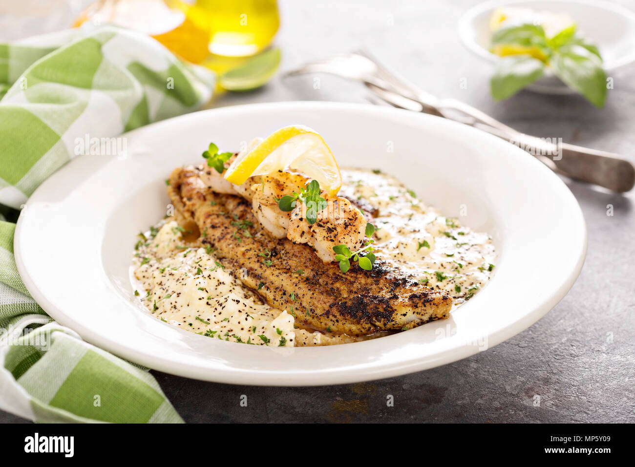 Grits avec du poisson frit et de la crevette Banque D'Images