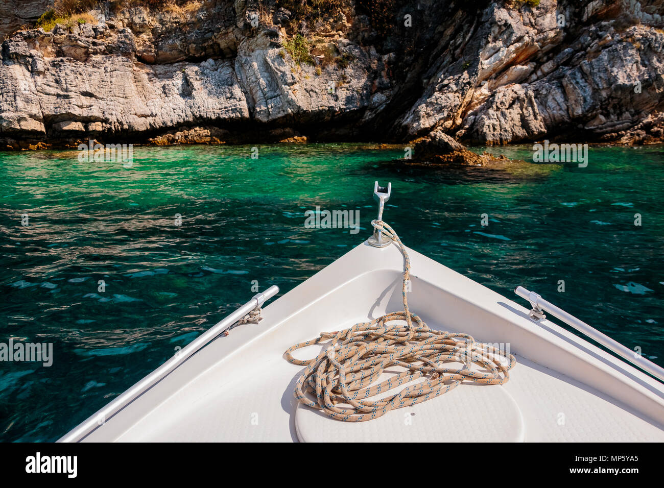 Vue de l'heure d'été à louer sur la falaise rocheuse de passerelle, l'Azur clair waterr près de Falaise. Voyage en bateau.island Grèce.l'arrière du bateau avec une corde et l'ancre Banque D'Images