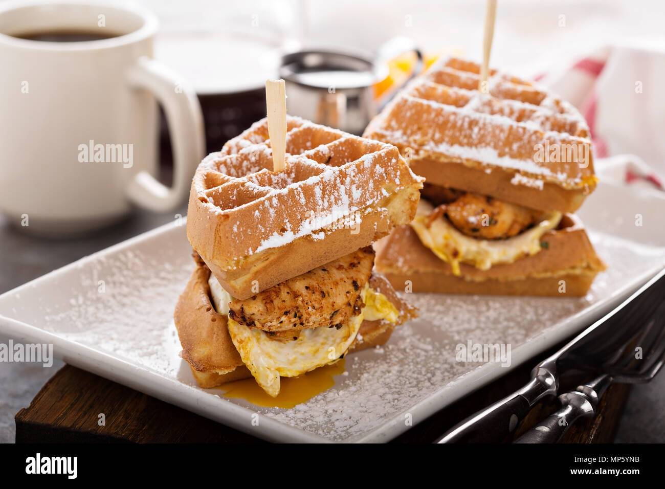 Waffle, œuf frit et sandwich de poisson Banque D'Images