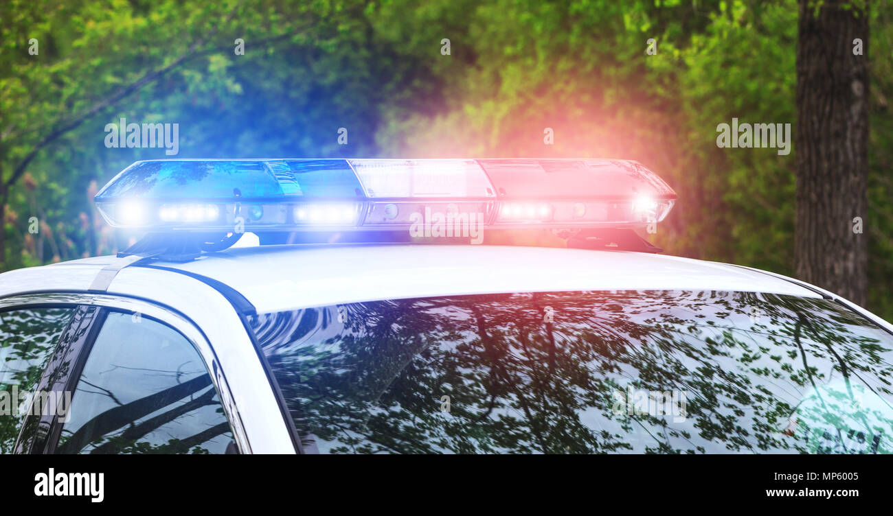 Sirènes de police à l'opération. Le bleu et le rouge clignotement des feux de voiture d'urgence en action. L'équipage de police avec la sirène d'alerte d'urgence sur les feux. Banque D'Images