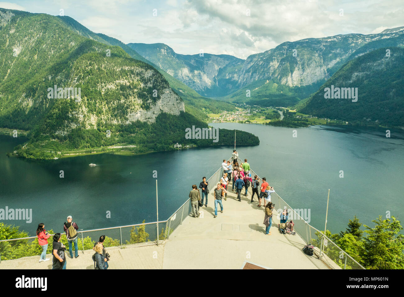 Une passerelle plate-forme d'observation surplombant le lac de Hallstatt en Autriche Salzkammergut du Lake District (région) Banque D'Images