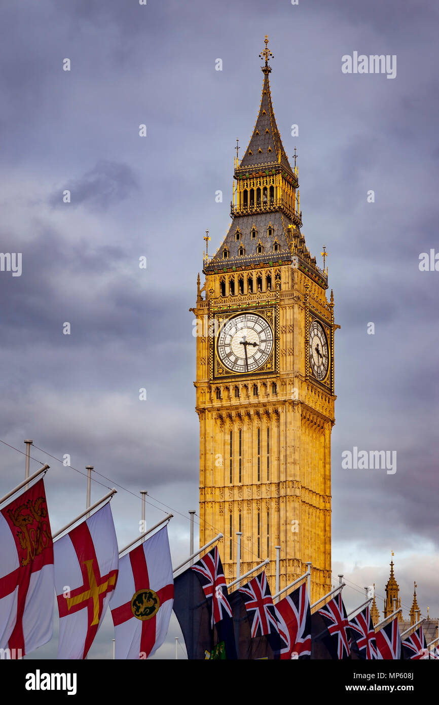 Big Ben towers plus de drapeaux du Commonwealth britannique, Londres, Angleterre, Royaume-Uni Banque D'Images