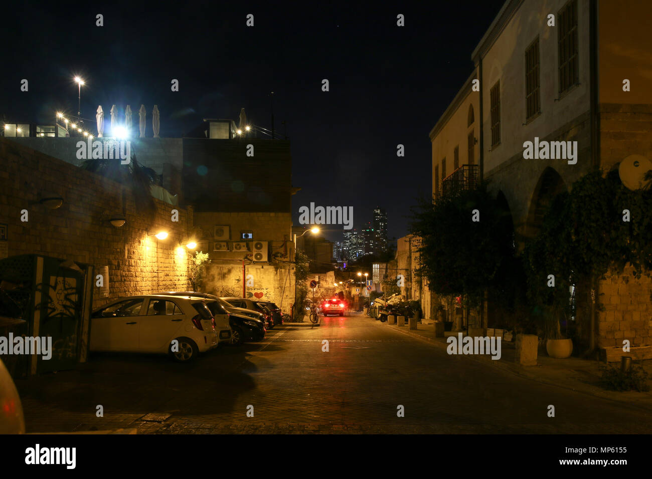 Jaffa, Israël - 14 mai 2018 : Nuit dans une ruelle de la vieille ville de Jaffa, en Israël. Banque D'Images